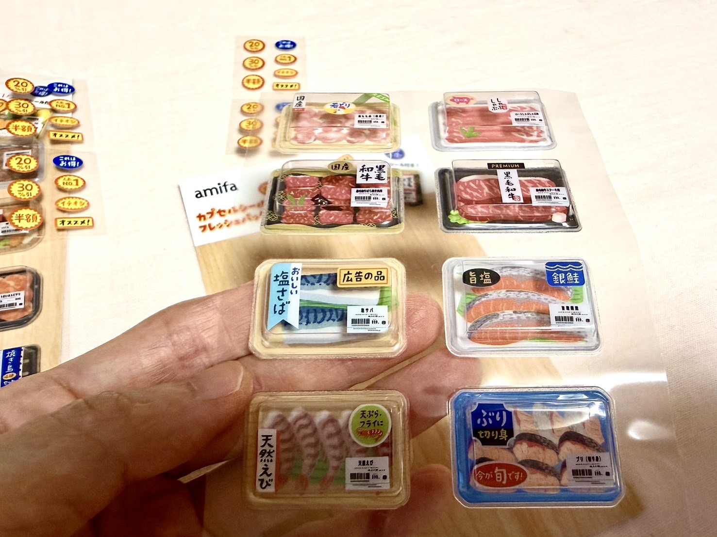 100円のクオリティじゃない…シールなのに生鮮食品そっくりすぎる!スーパーの食品パックを再現したセリアのシール