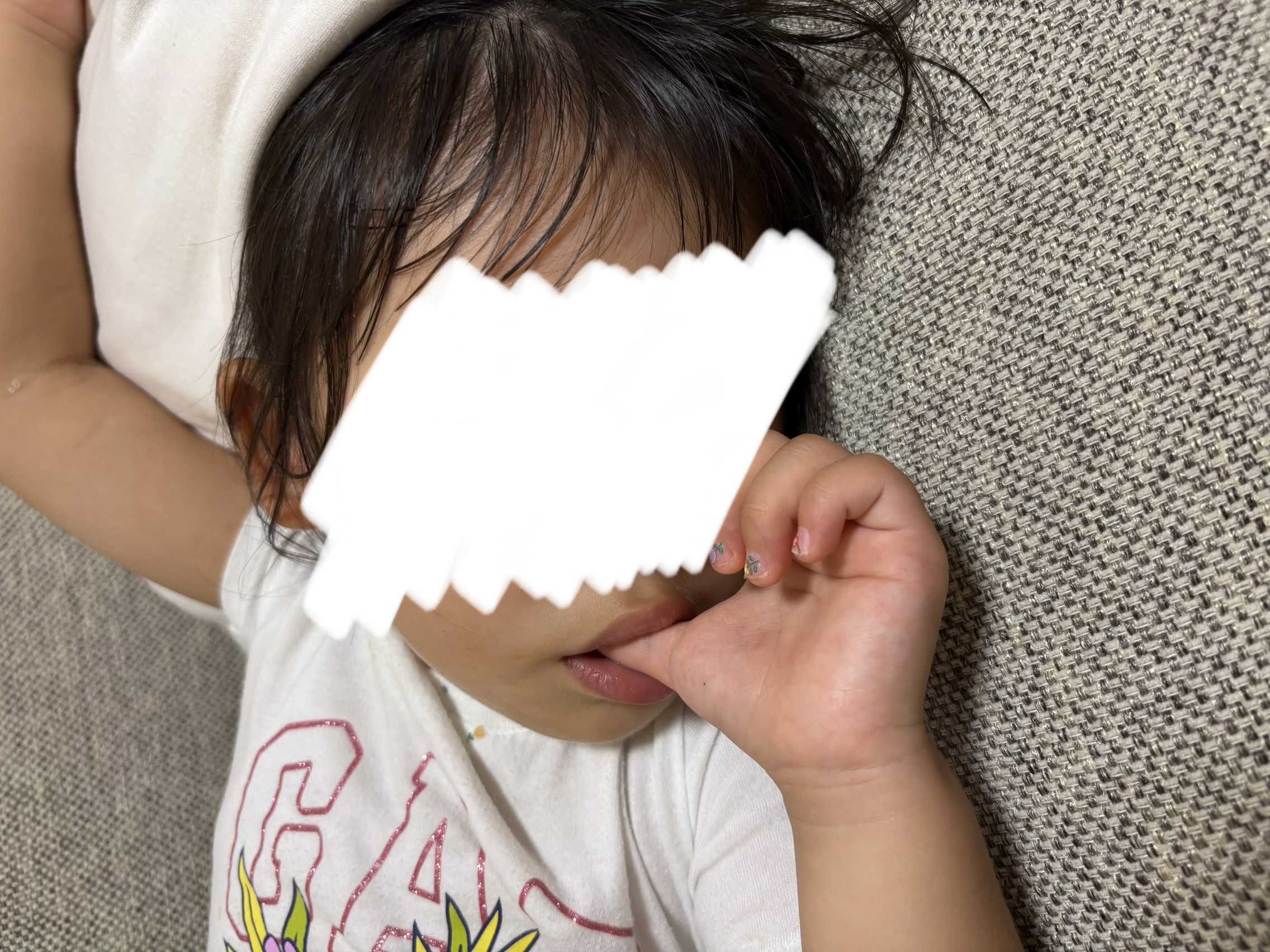 絆創膏も絵本も効果なしの中、3歳娘が指しゃぶりを卒業できた方法が意外すぎた話