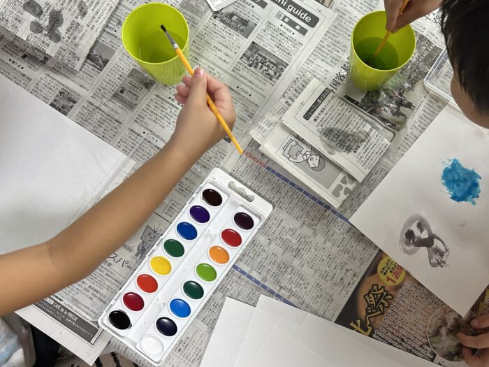 雨の日のおうち遊びにおすすめ！初めての絵の具はクレヨラが便利