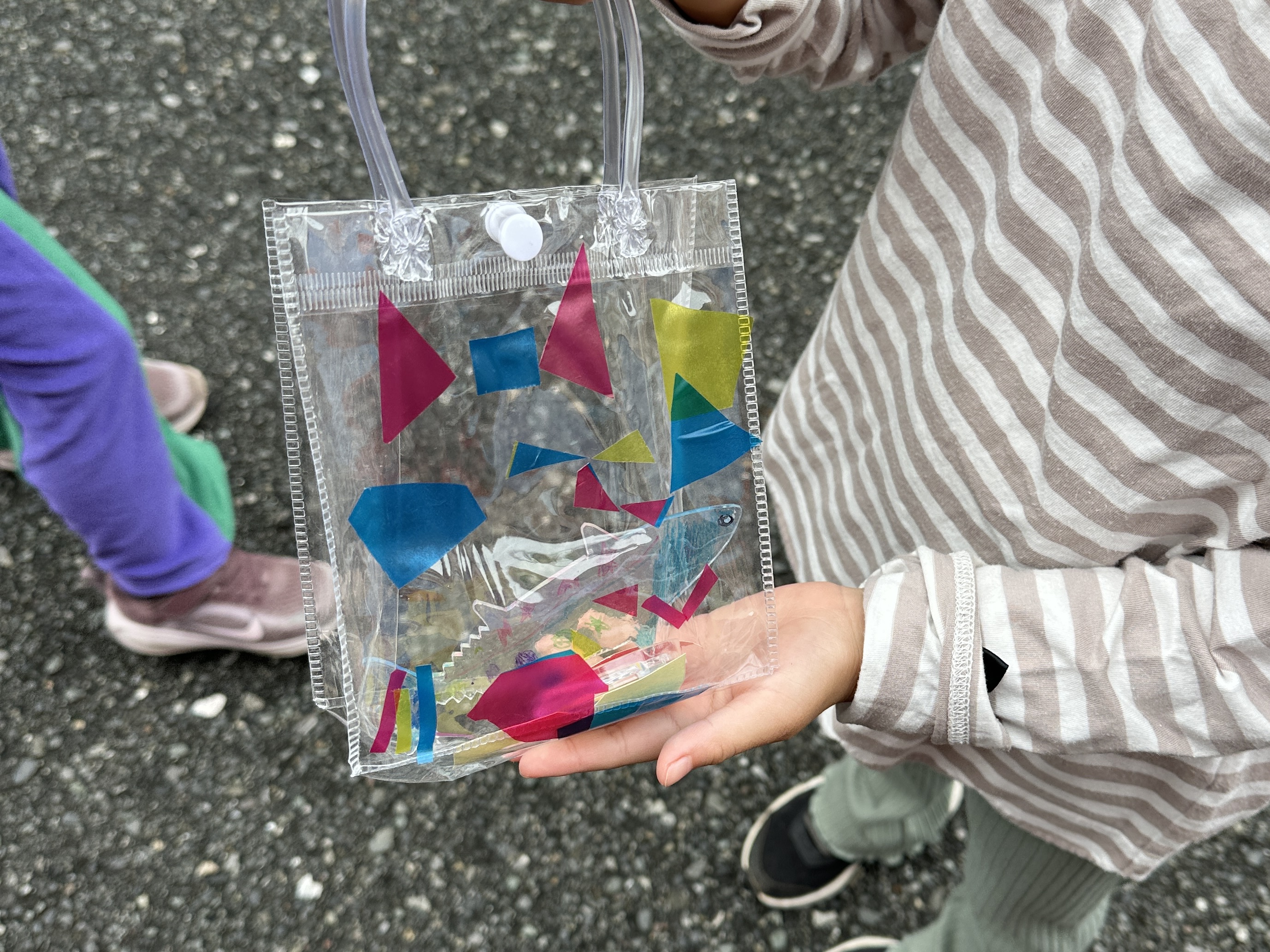雨の日のお出かけでアート体験！双子の「作ってみたい」が広がった