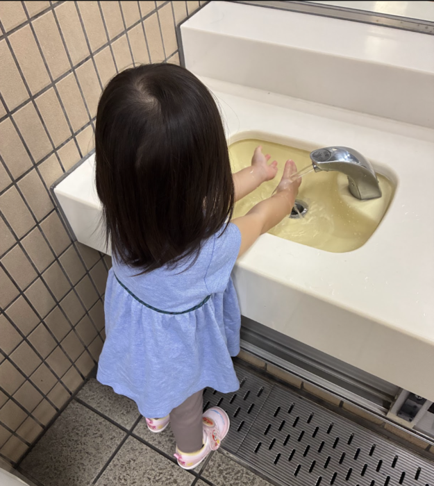 こんなところにも子育てへの優しさが！サービスエリアで見つけた「子ども用手洗い場」