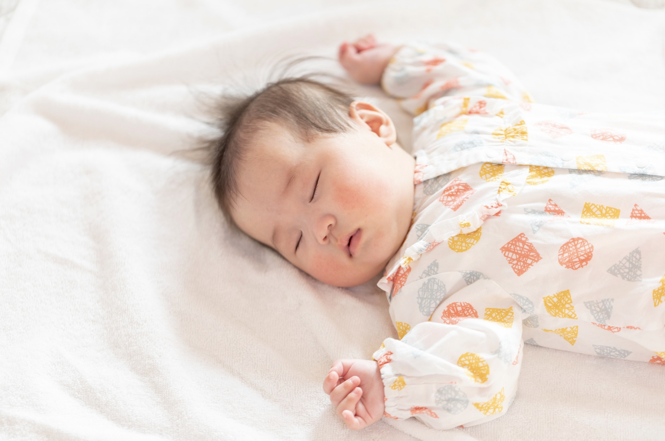 「手足が冷たいから、もう1枚」はちょっと待って。冬の夜、赤ちゃんの寒さを見分けるポイント