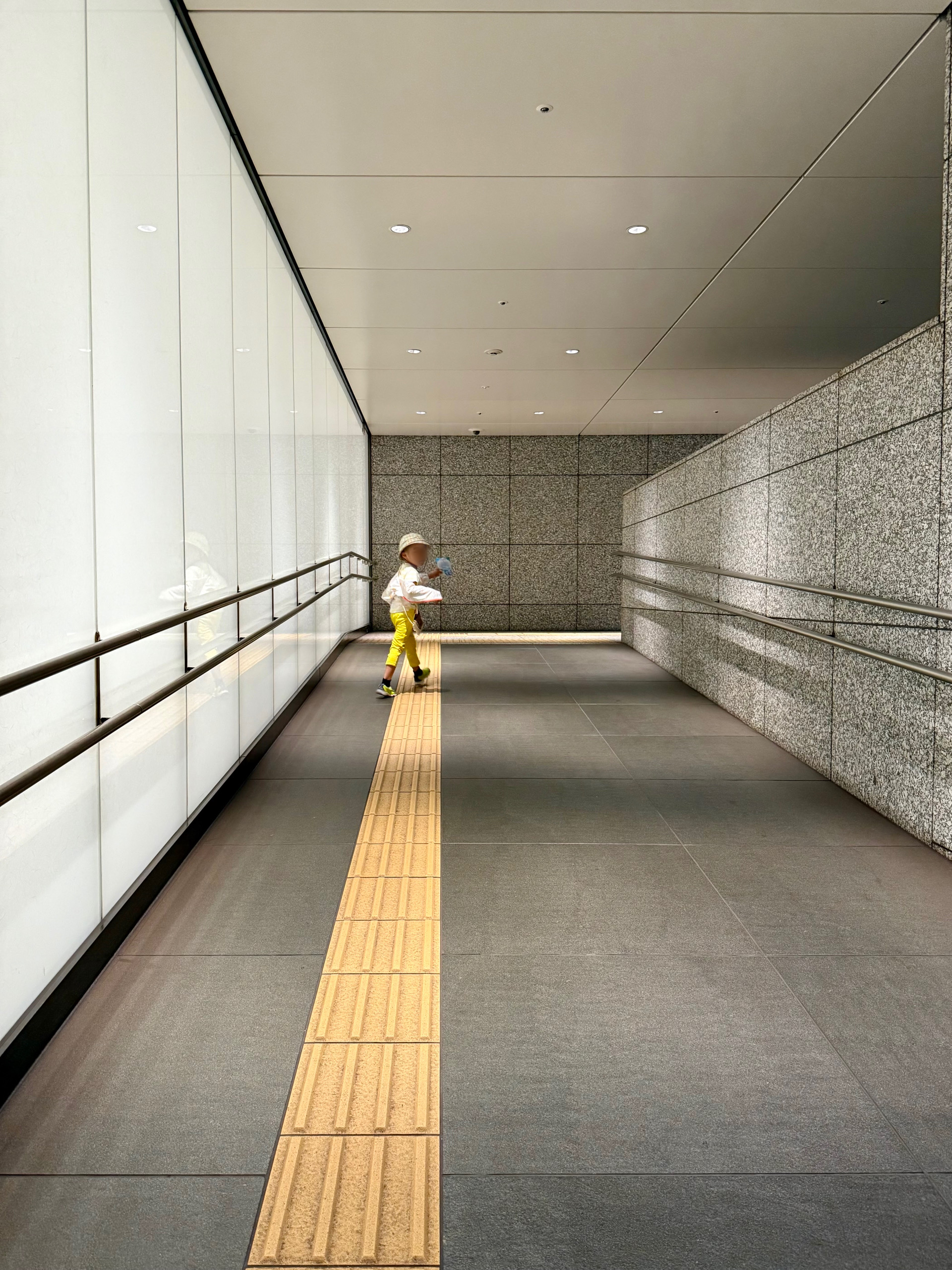 私には聞こえるのに、息子は気にならない…駅や地下の入り口で一瞬だけ聞こえる「キーーン!」の正体