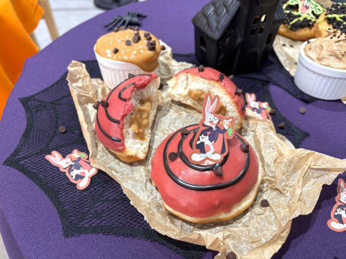 【2026ハロウィン】スタバなど、今しか食べられない限定カフェスイーツ5選♡に注目