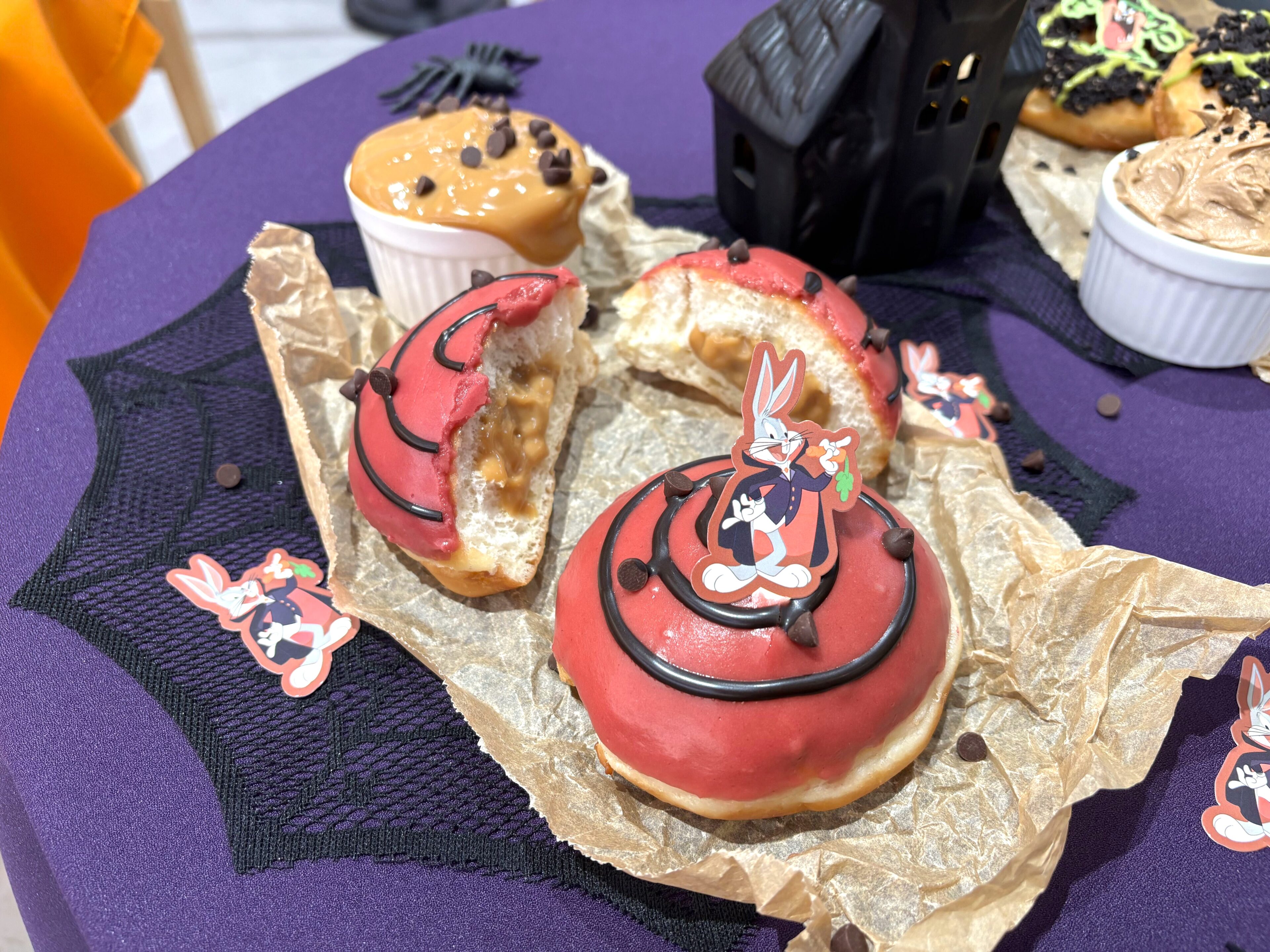 【2026ハロウィン】スタバなど、今しか食べられない限定カフェスイーツ5選♡に注目