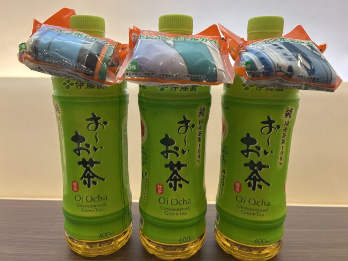 【無料・限定】お〜いお茶を買うと新幹線＆電車デザインのペットボトルカバーが付いてくる！