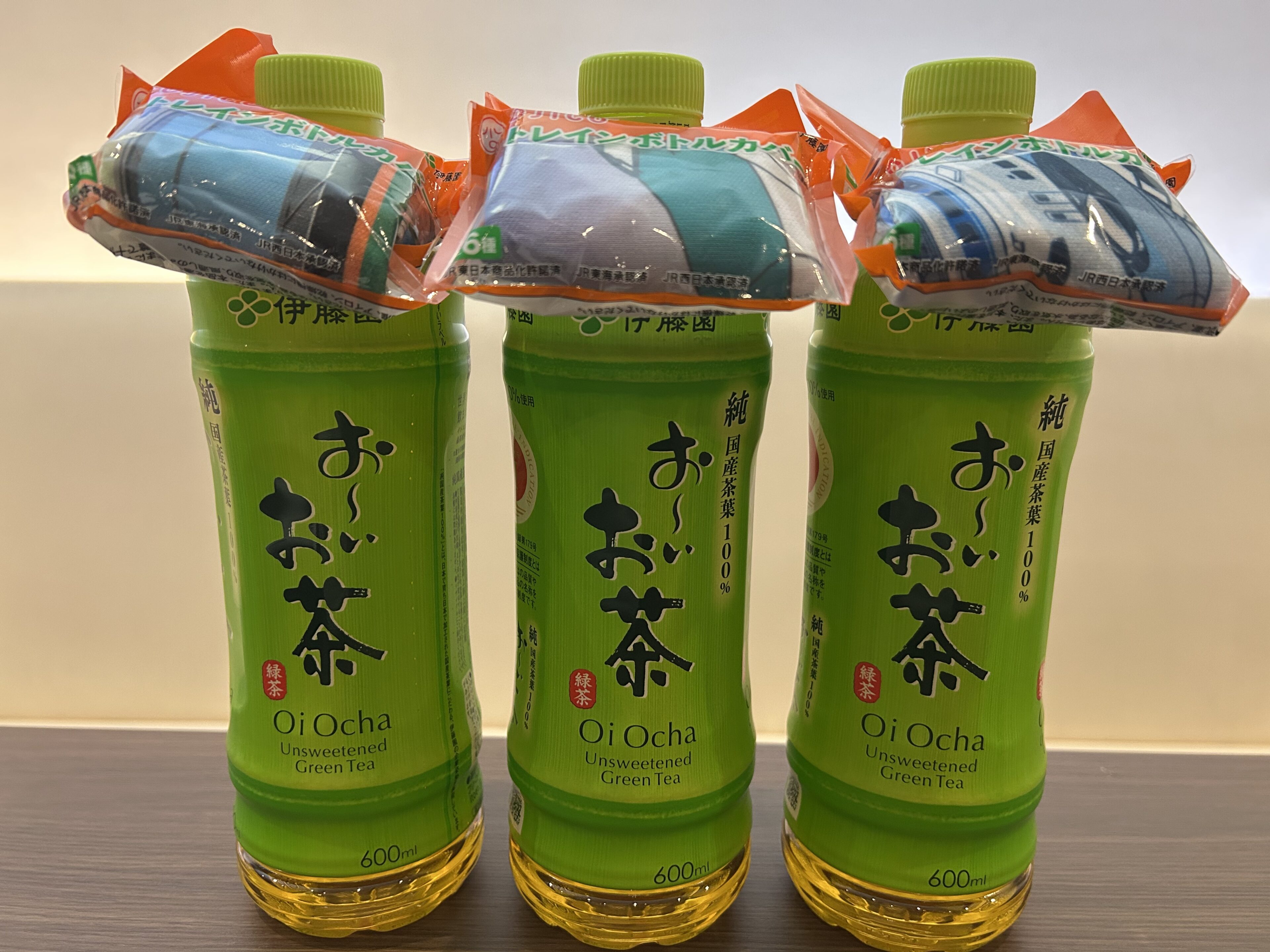 【無料・限定】お〜いお茶を買うと新幹線＆電車デザインのペットボトルカバーが付いてくる！