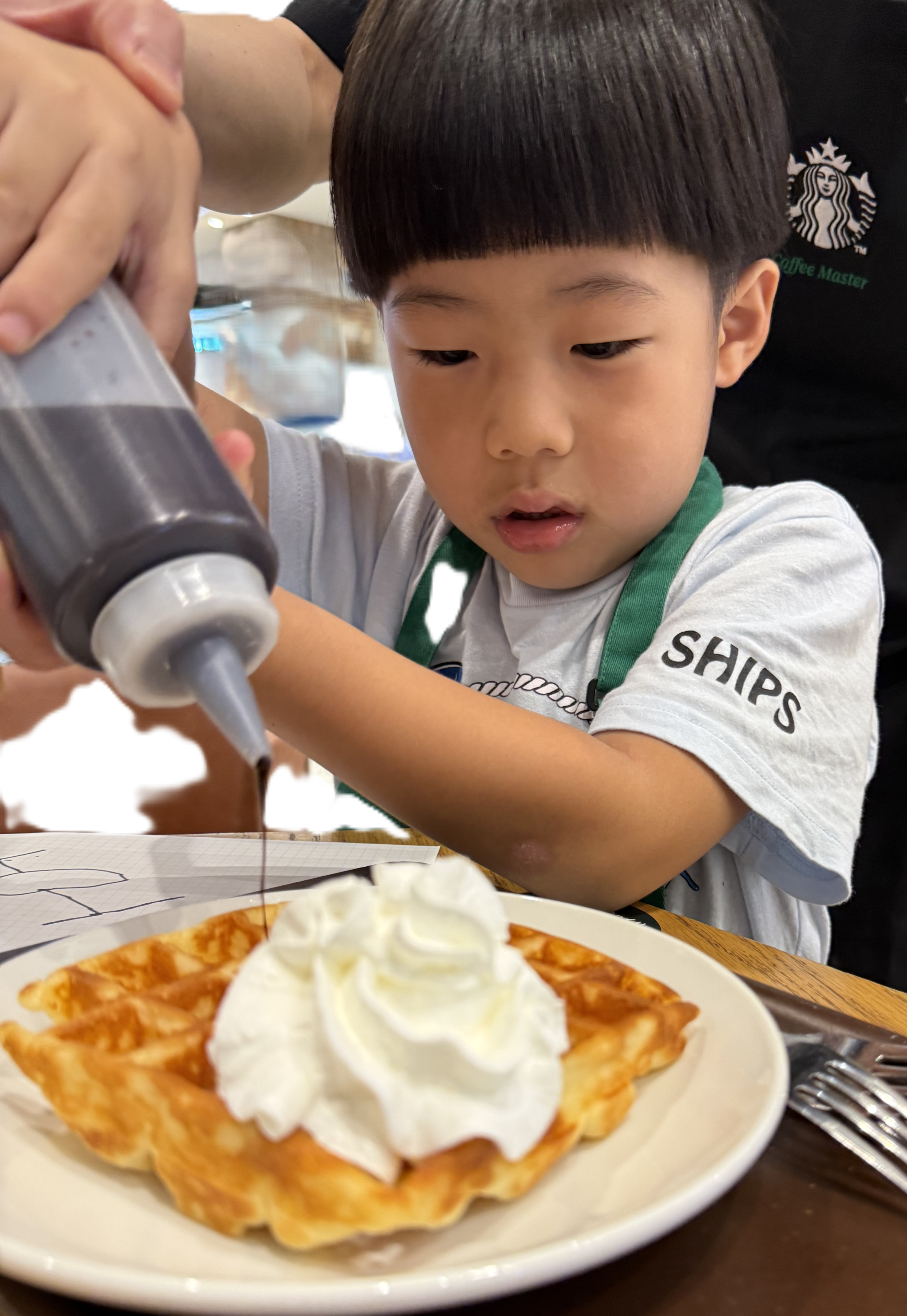 【体験レビュー】スターバックス「キッズバリスタ体験」に初参加！年少長男が見せた反応と、親が感じた温かさ