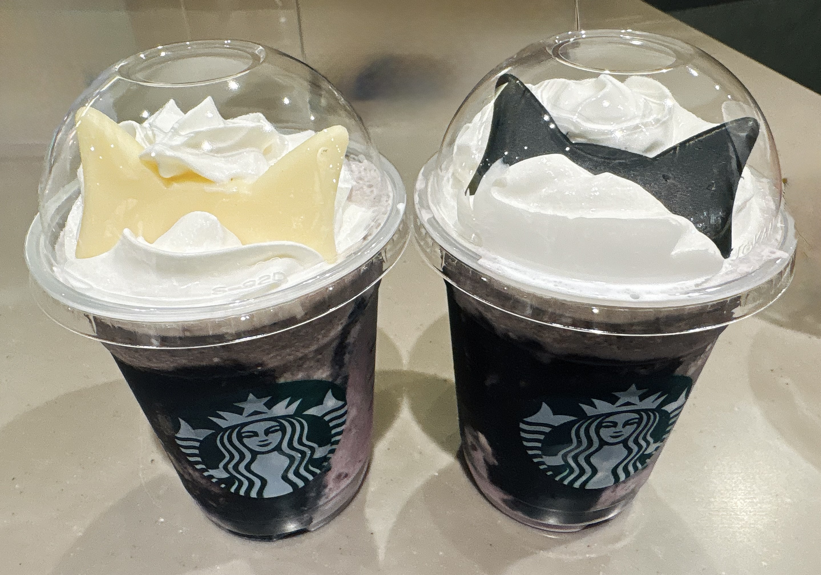 【スタバ新作】黒猫or白猫どっちにする？「ブラックベリー ヨーグルト フラペチーノ」を発売日に実飲