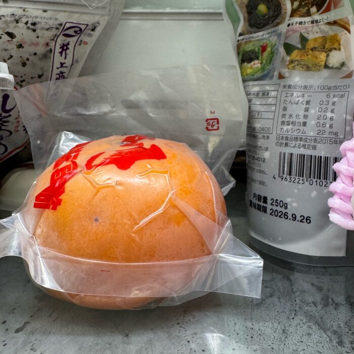 【驚愕】9か月前の富有柿が冷蔵庫の奥から出てきた！恐る恐る切ってみた結果…