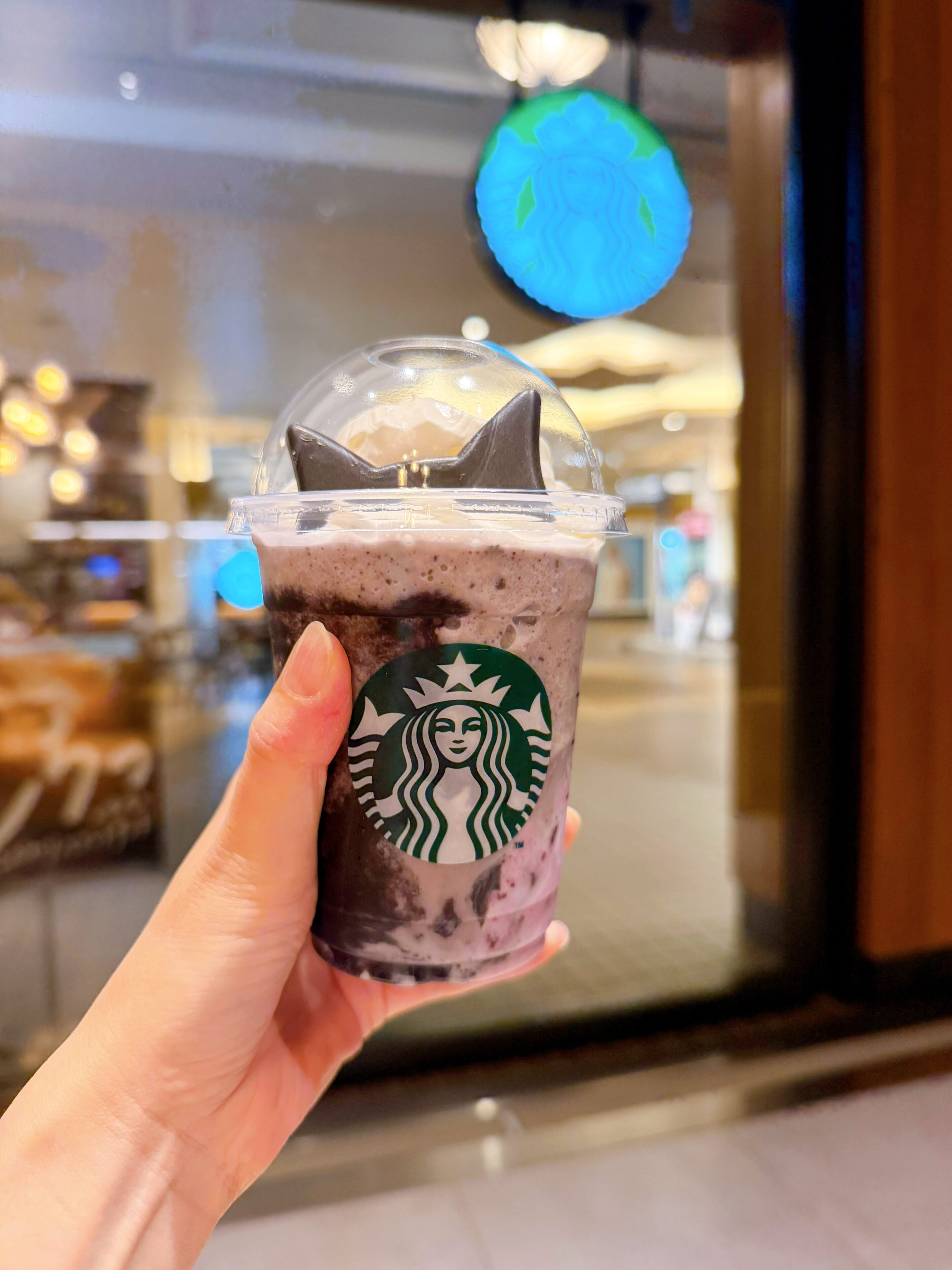 【スタバ新作】ドリンクから猫耳！？可愛すぎる…ハロウィン限定フラペチーノとアップルパイを実食！