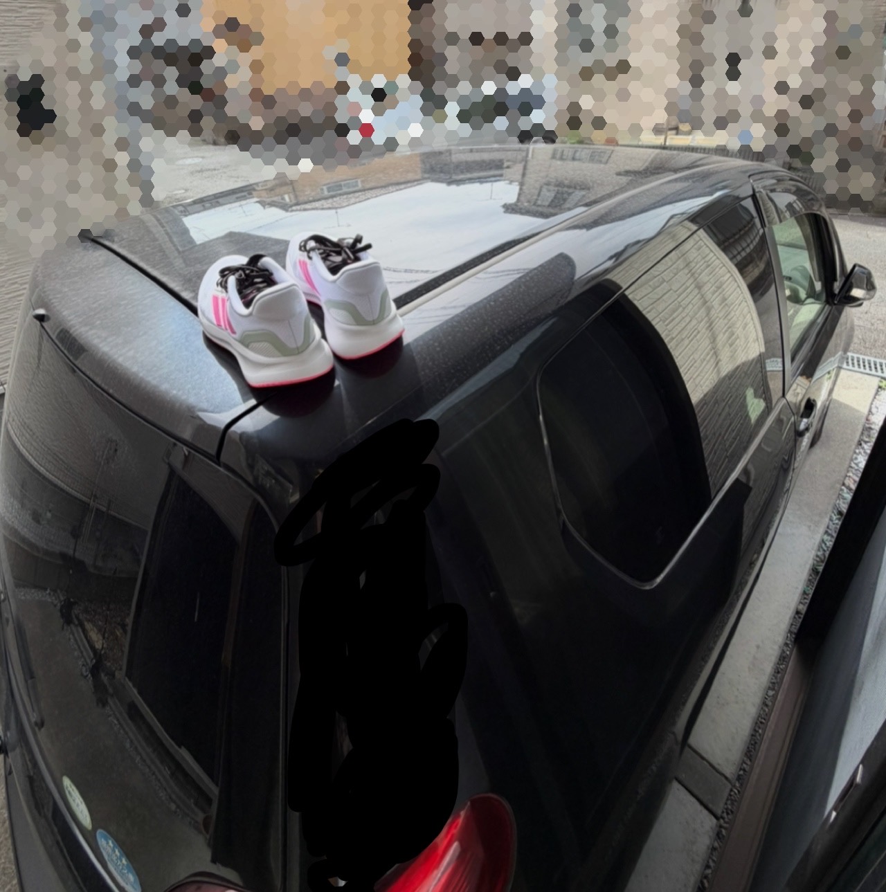 やってしまった……車の上にちょい置きしたら、悲劇が（泣）