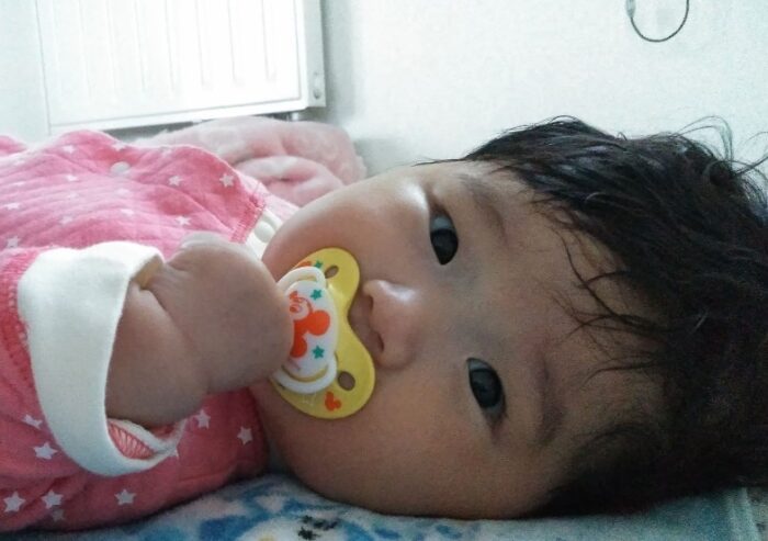 1歳を前に生え替わる！？天パで生まれ、直毛で育つ娘の髪の毛事情